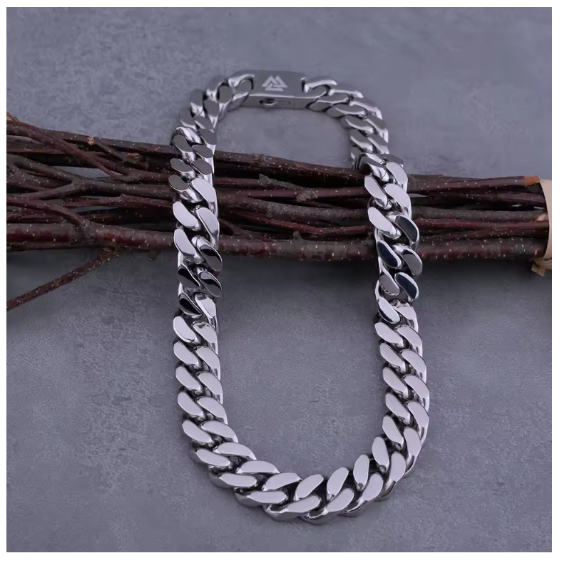 CLASSIC 11 argenté, collier sur fond gris